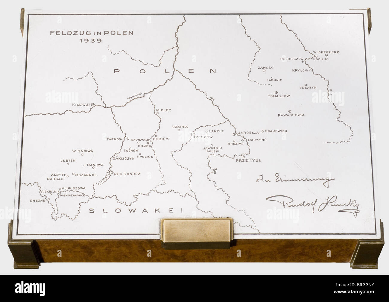 Silberne Präsentations-Zigarettenschachtel für die polnische Kampagne 1939, 10. Regiment der gewebeten Gewehre Zeder mit Figurenfurnier amboine.Messing Ecken und Füße.Silberner Deckel mit einer Landkarte von Polen und 'Feldzug in Polen 1939' (Kampagne in Polen 1939) oben links und 'in Erinnerung Rudolf Kinsky' unten rechts.dort Ist eine detaillierte Aufzählung der (transl.)'Bewegungen und Aktionen des 10. Berittenen Schützenregiments vom 1. September bis 24. September 1939' im Inneren.die Silberschmiede Unterschrift 'Carl Hiess Wien I',The hal,Additional-Rights-Clearences-not available Stockfoto