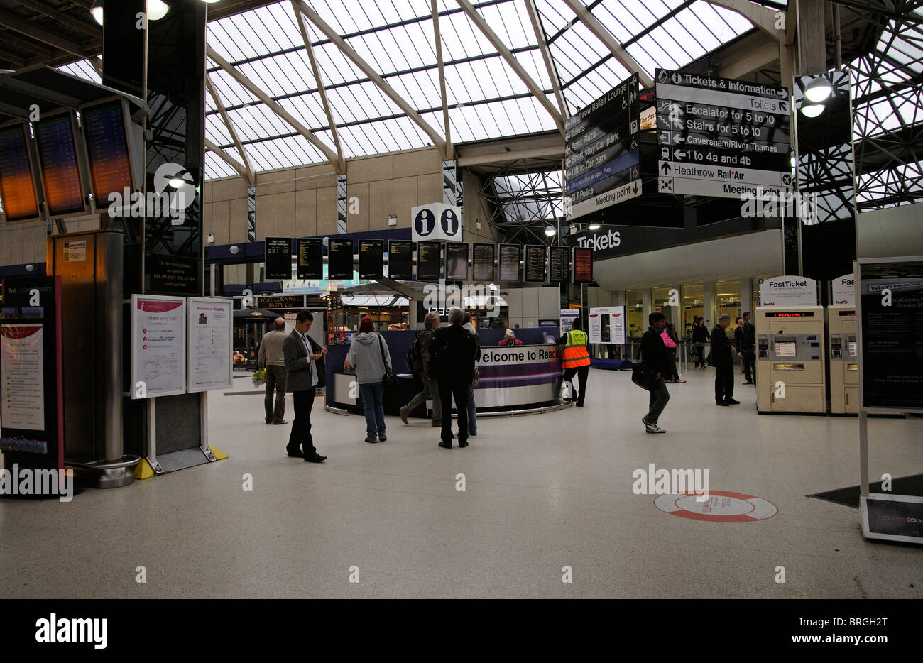 Railway Station Informationsschalter und Kundendienst Punkt am Bahnhof in Berkshire England lesen Stockfoto