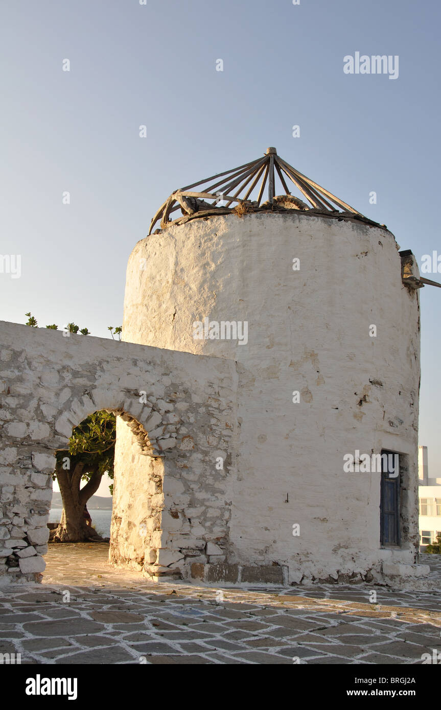 Eine alte Windmühle, Parikia, Paros, Griechenland. Stockfoto