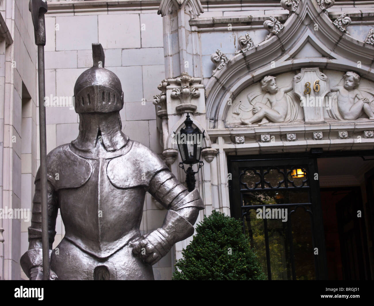 Gepanzerte Ritter bewachen Appartementhaus Eingang, Gramercy Park, NYC Stockfoto