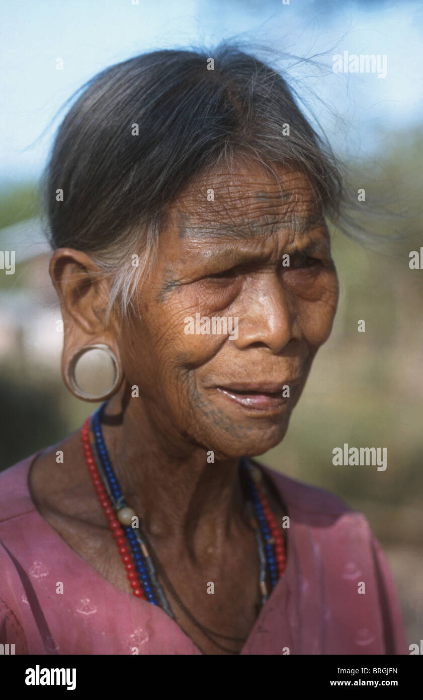 Eine Dame mit große Ohrringe und tätowierte Gesicht Stockfoto