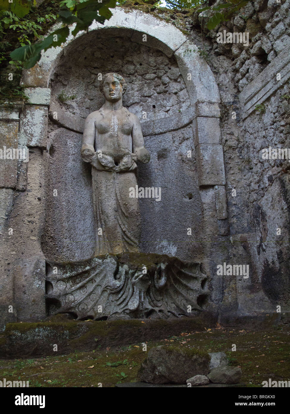 Statue in den ungewöhnlichen Gärten des Sacro Bosco im Parco dei Mostri