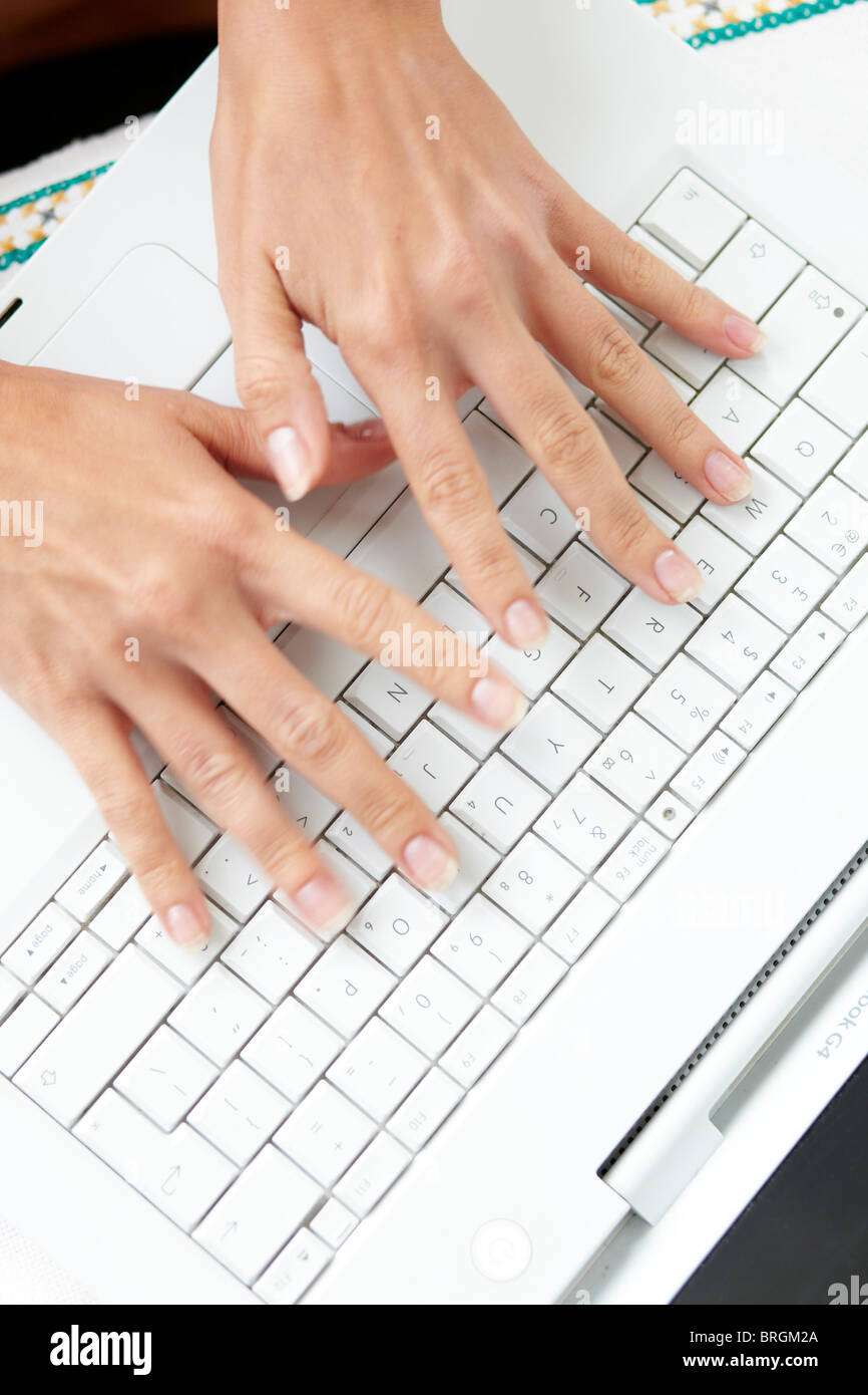 Nahaufnahme der Hände auf Laptop-Tastatur Stockfoto