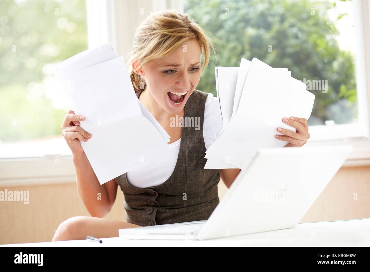 Betonte Mädchen Blick auf Rechnungen Stockfoto