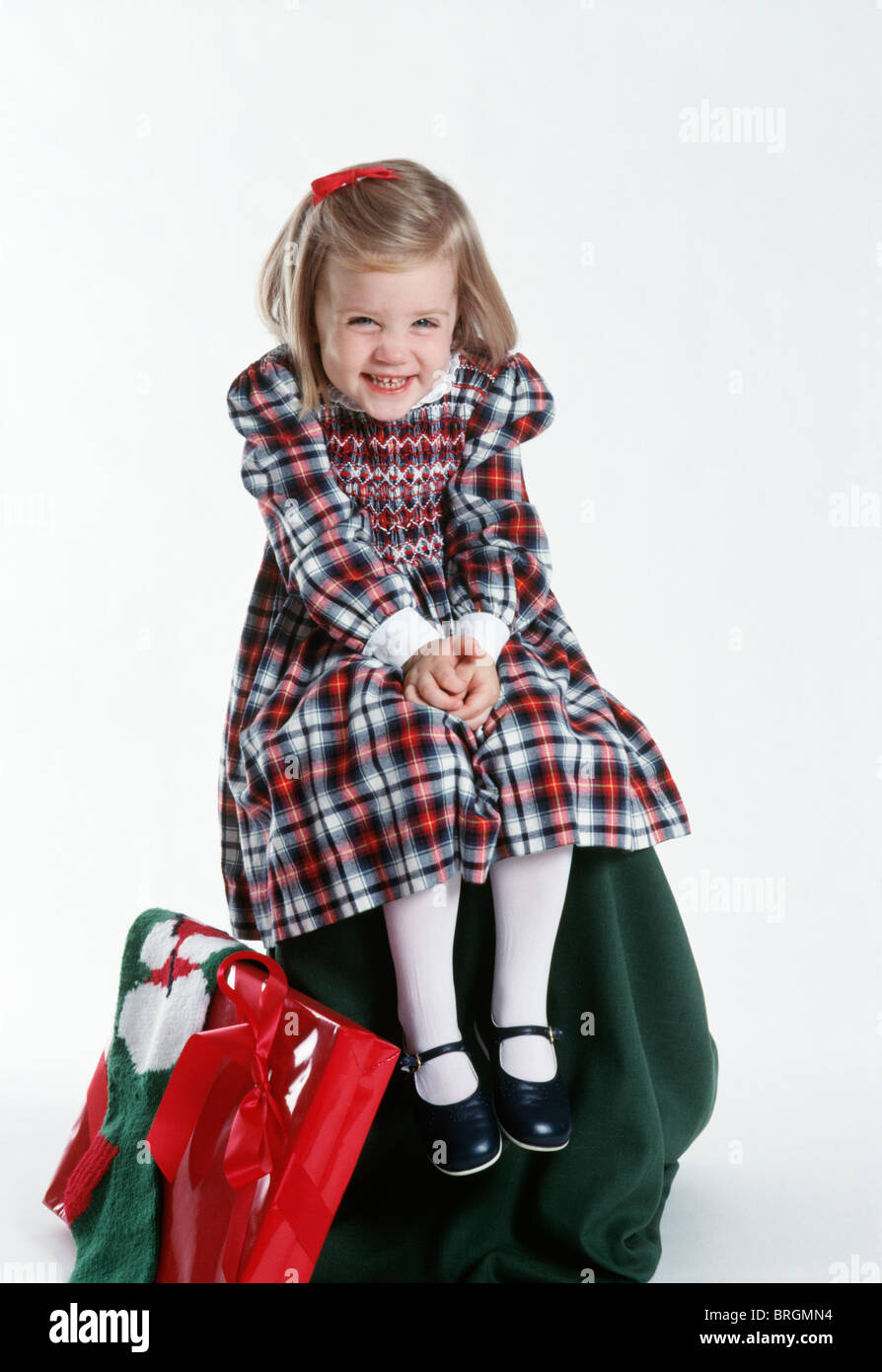 Verschmitztes kleines Mädchen kichern zu Weihnachten Stockfoto