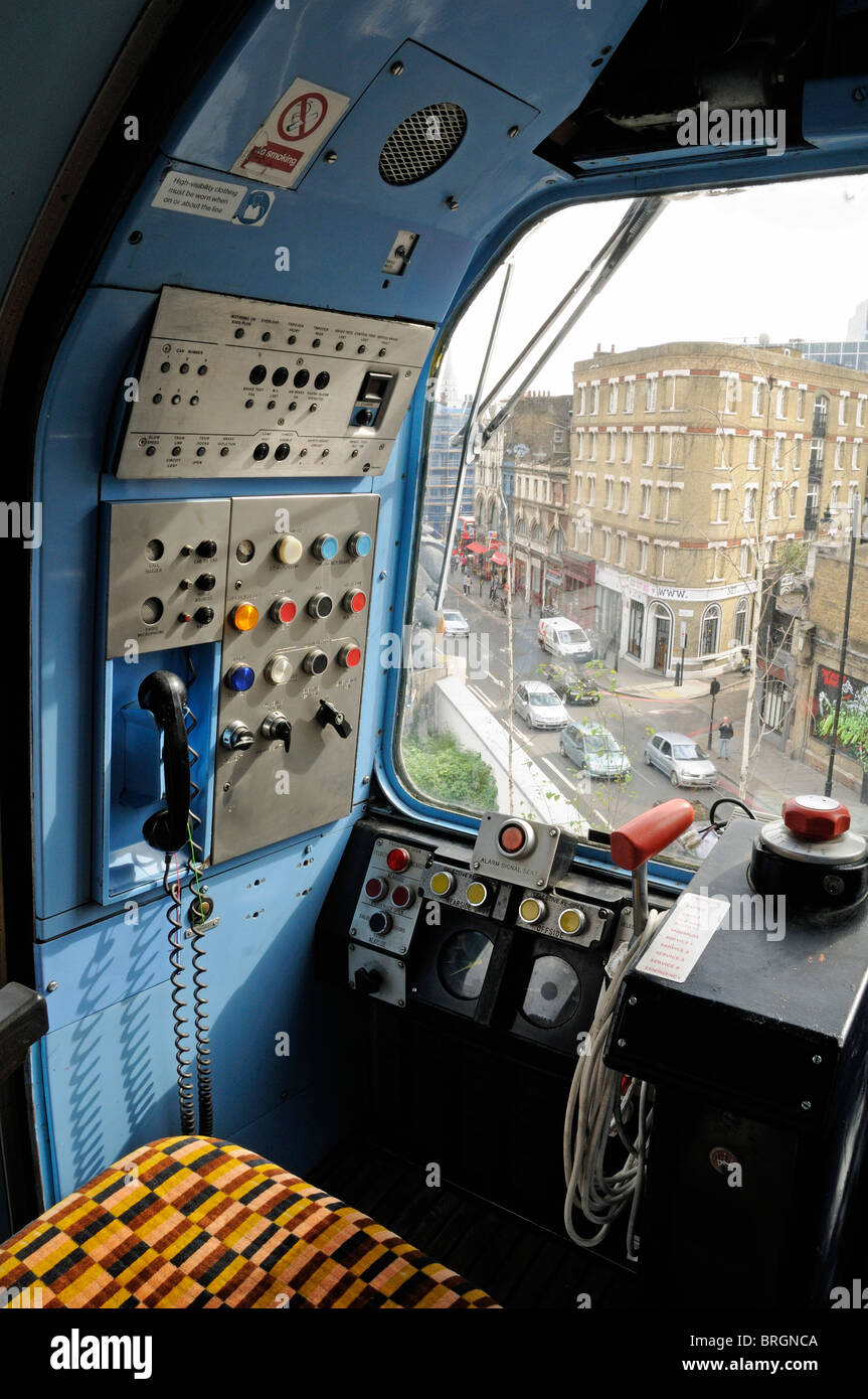 In der Fahrzeugkabine von einem London u-Bahn Teil des unterirdischen Dorf mit Blick auf die Great Eastern Street England UK Stockfoto