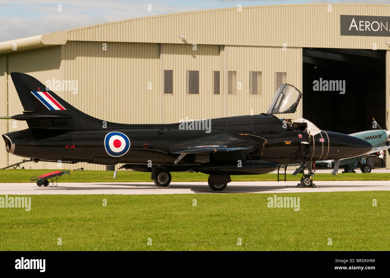 Hawker Hunter Jet Flugzeuge außerhalb eines Hangars am Kemble Cotswolds Flughafen auf Schlacht von Großbritannien Day 2011 Stockfoto