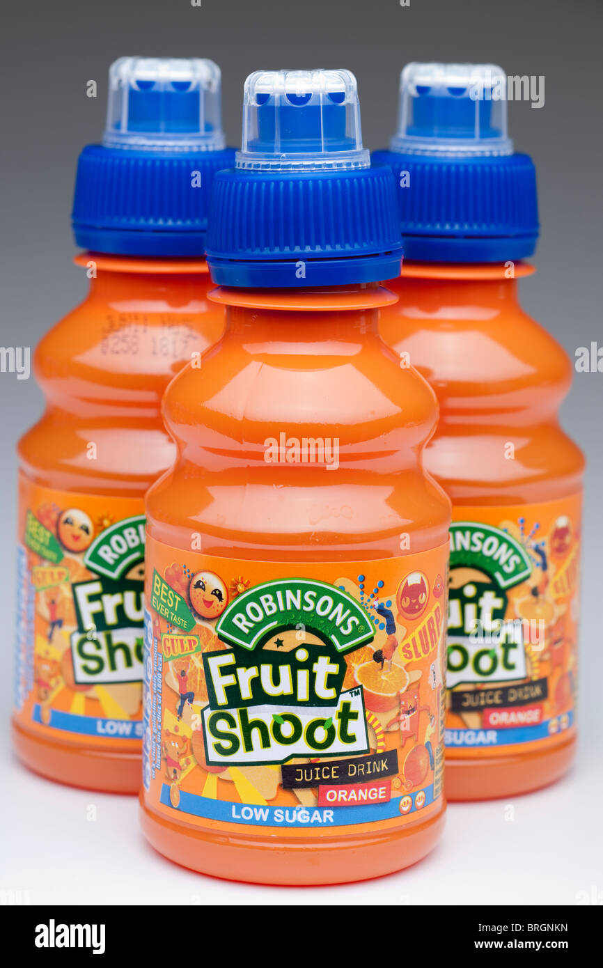 Drei Kunststoff-Flaschen von Robinsons Fruit Shoot orange Saft Getränk aus Konzentrat Stockfoto