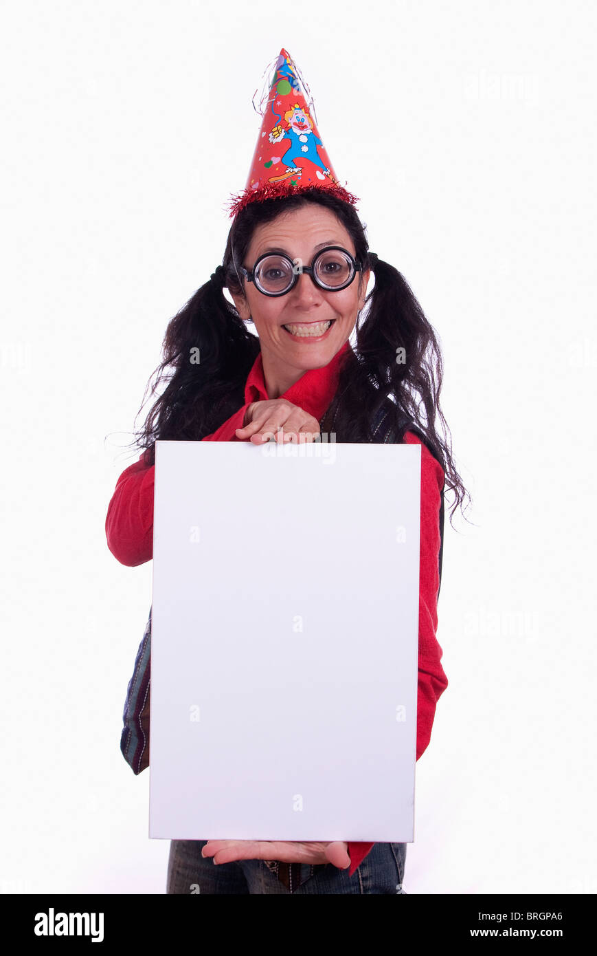 Fröhliche nerdy Frau hält eine leere Karte - ähnliche zur Verfügung Stockfoto