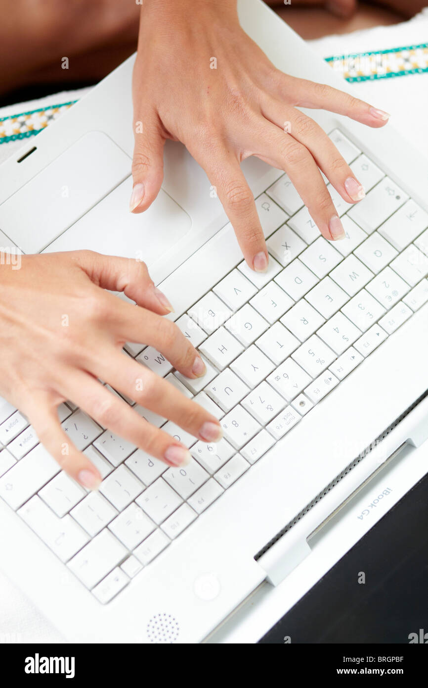 Nahaufnahme der Hände auf Laptop-Tastatur Stockfoto