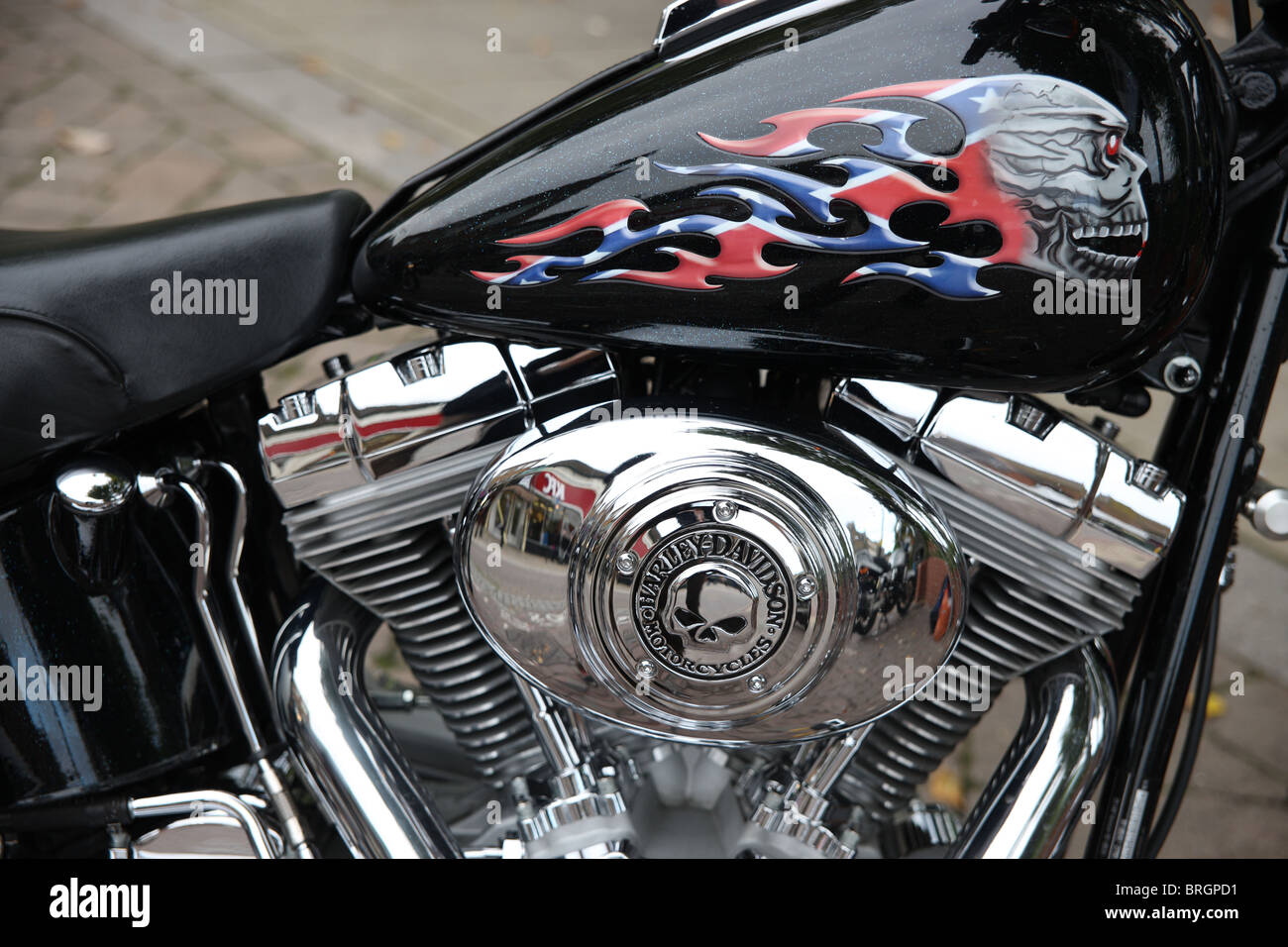Custom Harley Davidson Motor und Benzin tank mit Totenkopf-Details. Stockfoto
