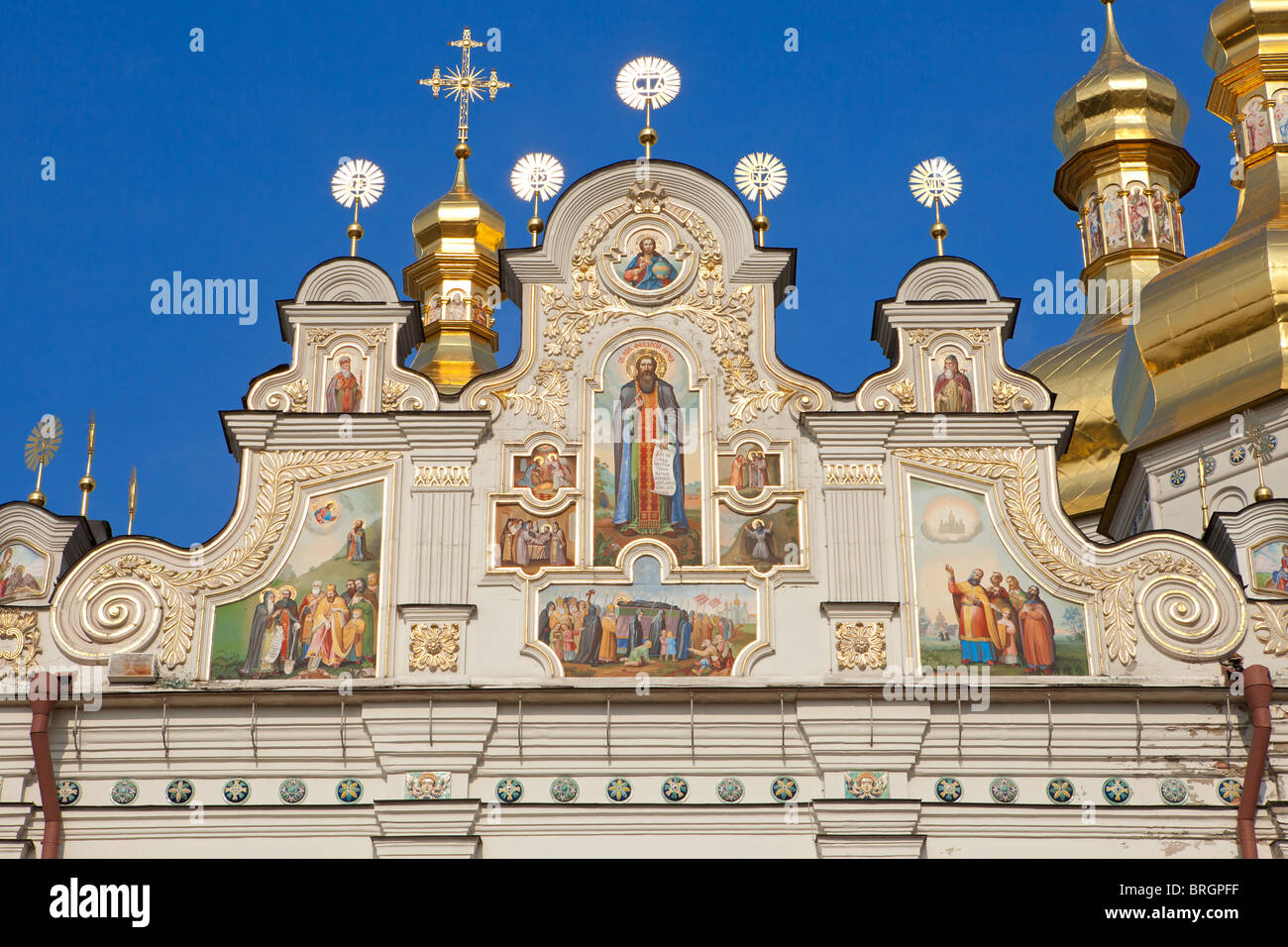 Saint Theodosius an der Fassade der Kathedrale der Dormitio innerhalb der Kiewer Höhlenkloster in Kiew, Ukraine Stockfoto