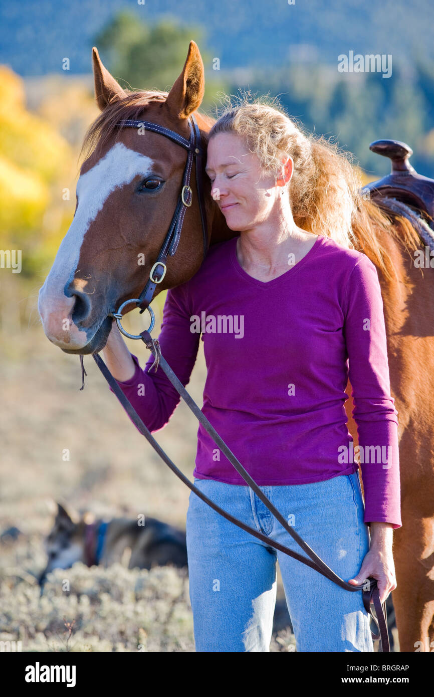 Porträt einer Frau mit ihrem Quarter horse Stockfoto