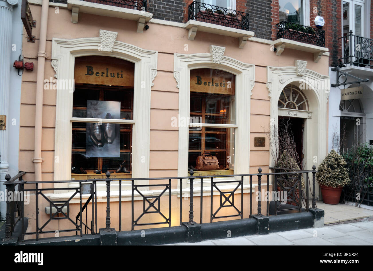 Die Storefront Berluti Schuhe, handgemachte Schuhe für Männer, Conduit Street, London, UK. Stockfoto