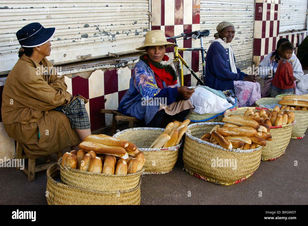 Frauen verkaufen Baguette auf Straße, Antsirabe, Madagaskar Stockfoto