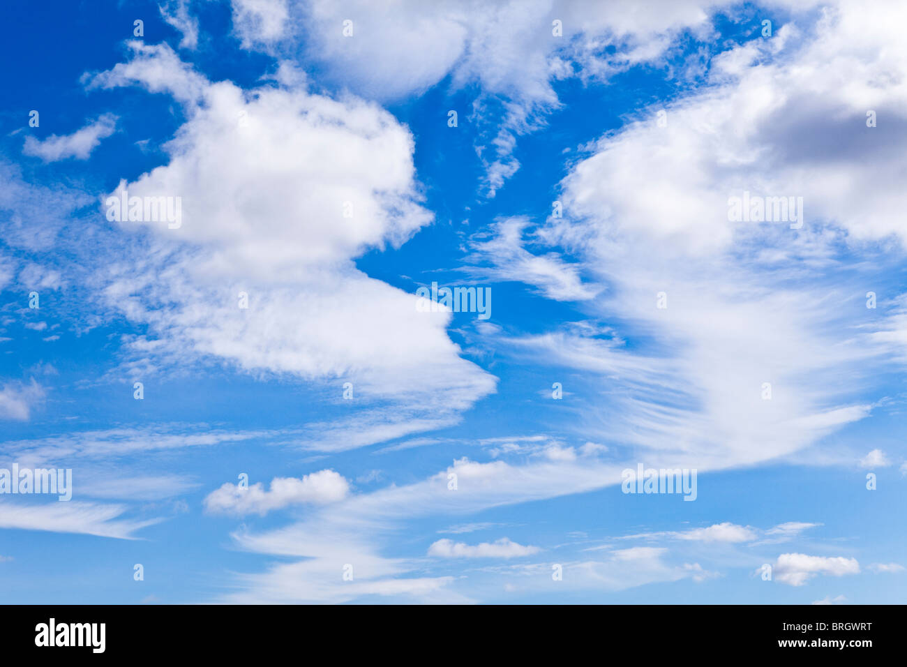 Eine gemischte Wolkenformation über dem Yorkshire Dales National Park in Großbritannien Stockfoto