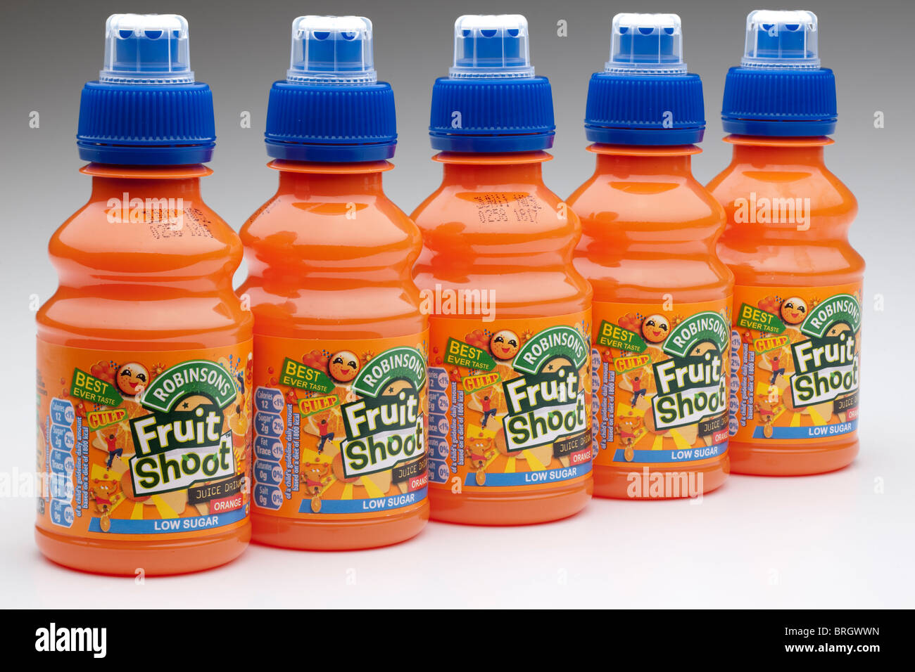 Fünf Plastikflaschen von Robinsons Fruit Shoot orange Saft Getränk aus Konzentrat Stockfoto