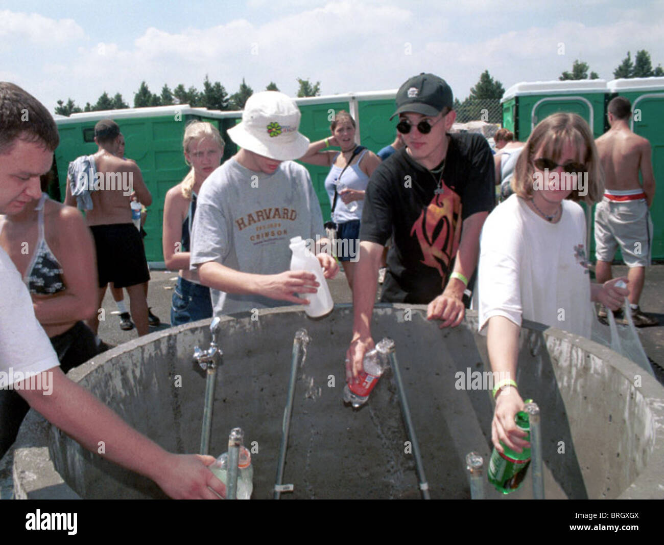 Menschen besuchen das Woodstock-99-Musik-Festival. Stockfoto