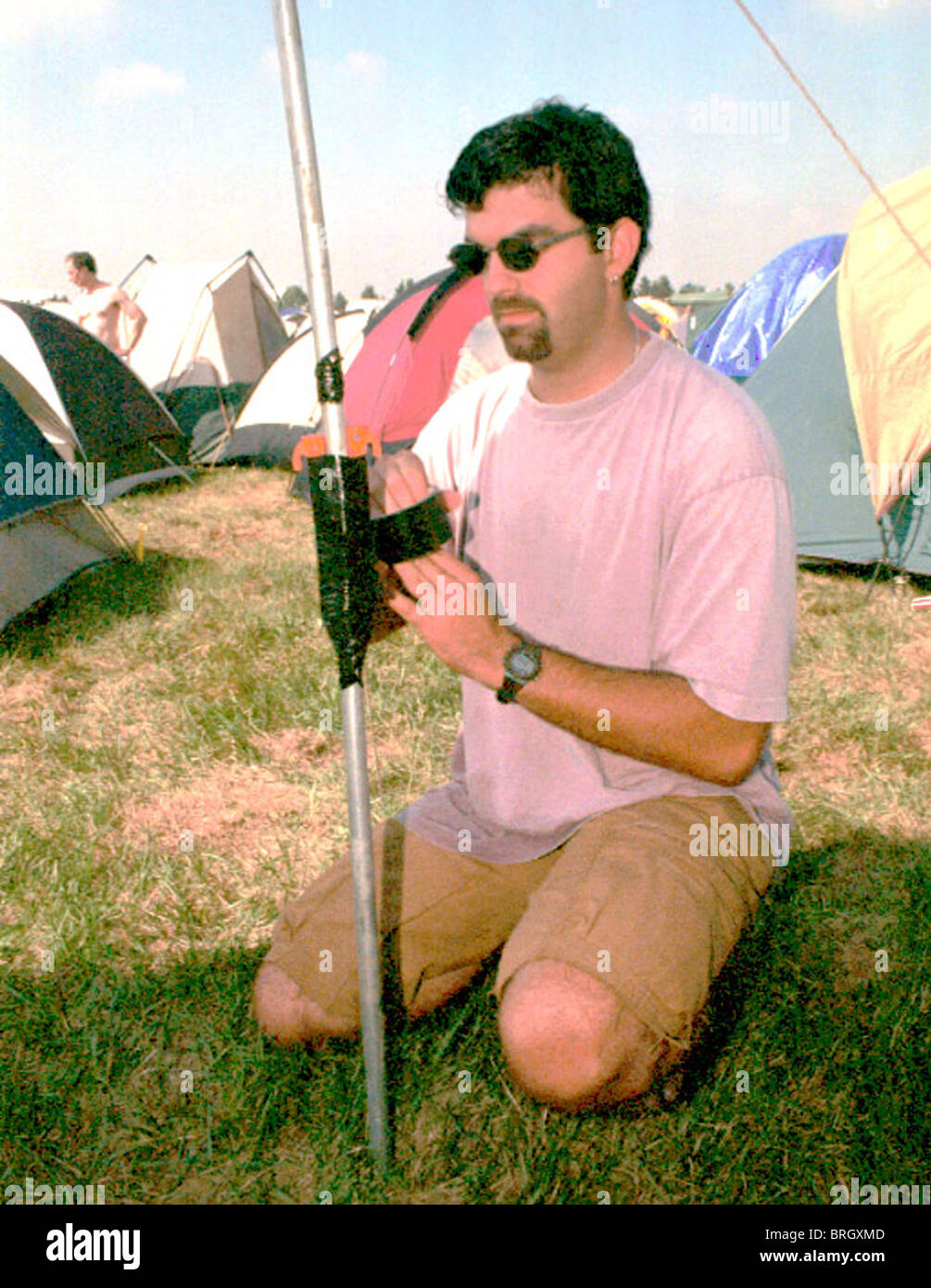 Menschen besuchen das Woodstock-99-Musik-Festival. Stockfoto