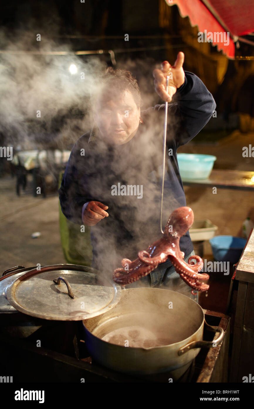 Palermo, Sizilien, Italien. Frischer Tintenfisch Suppen finden Sie auf den Straßen Palermo, Sizilien, Italien. Stockfoto