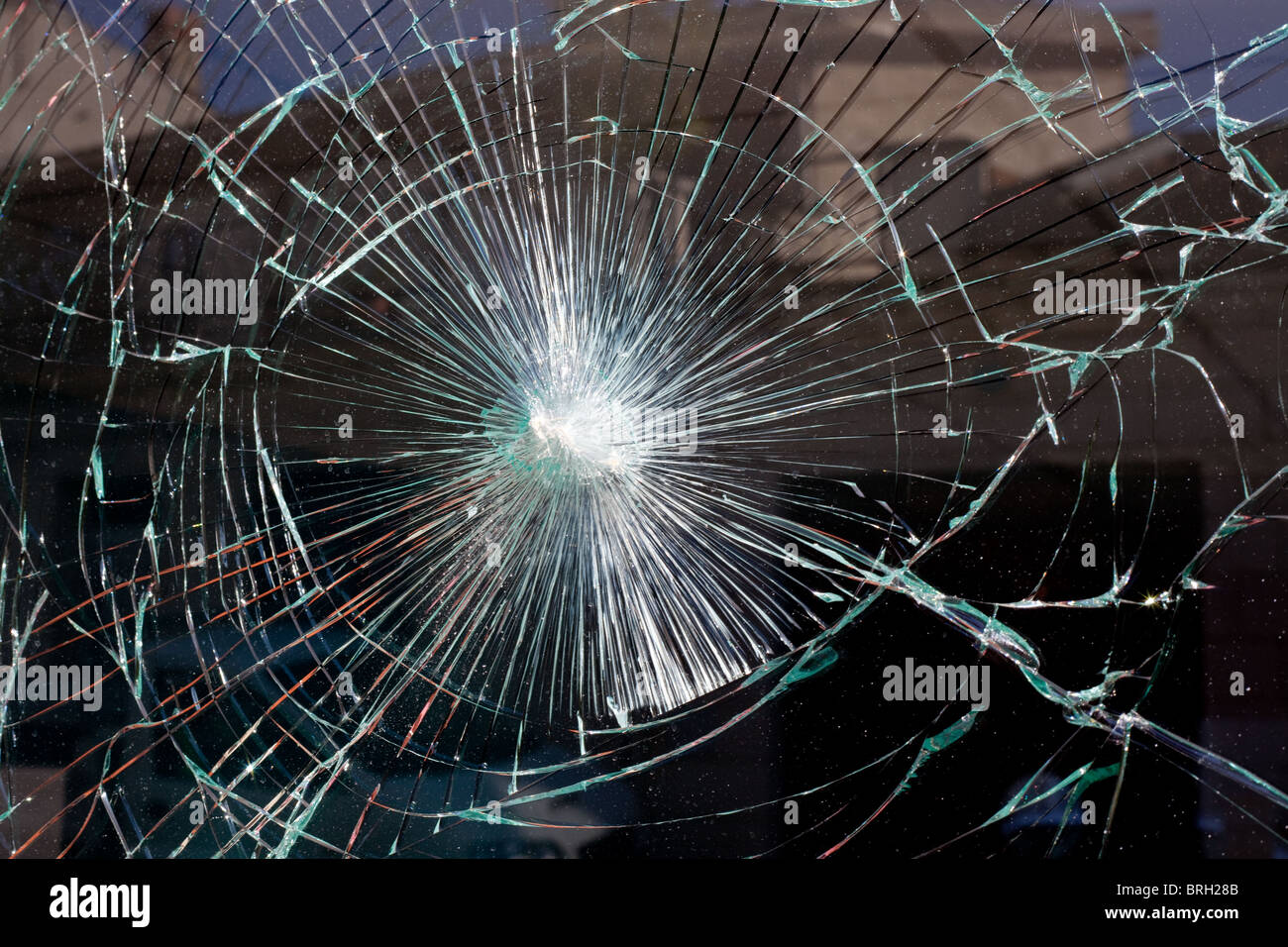 zerbrochenes Fensterglas wie ein Spinnennetz mit dem Bau der Reflexion Stockfoto