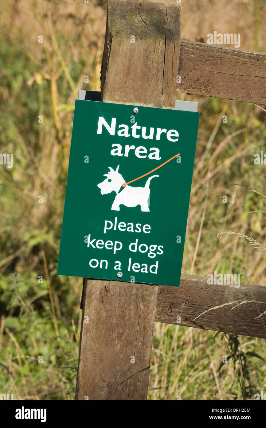 Zeichen festlegen ein Naturgebiet, in dem Hunde an der Leine geführt werden müssen. Whitlingham Park, Norwich, Norfolk, Großbritannien Stockfoto