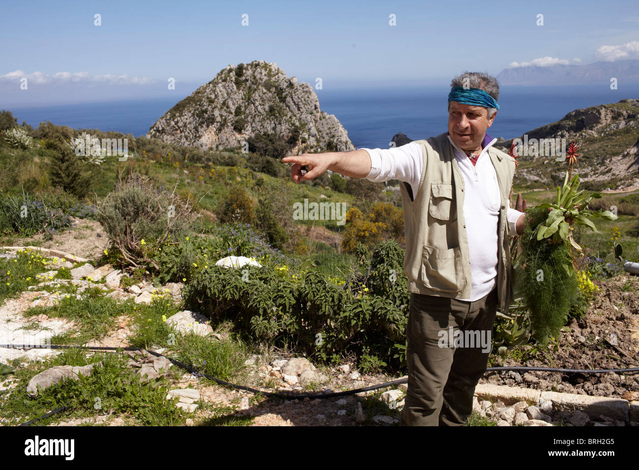 © John Angerson Gabriel David und seinem Freund aus Kindertagen Dino sammeln Wildgemüse auf in die Berge von Scopella, Sizilien. Stockfoto