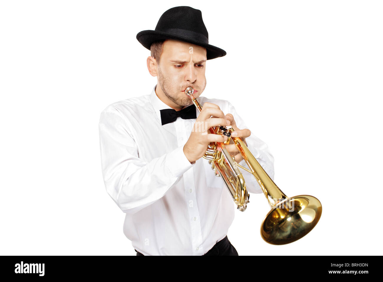 Ein junger Mann eine Trompete zu spielen Stockfoto