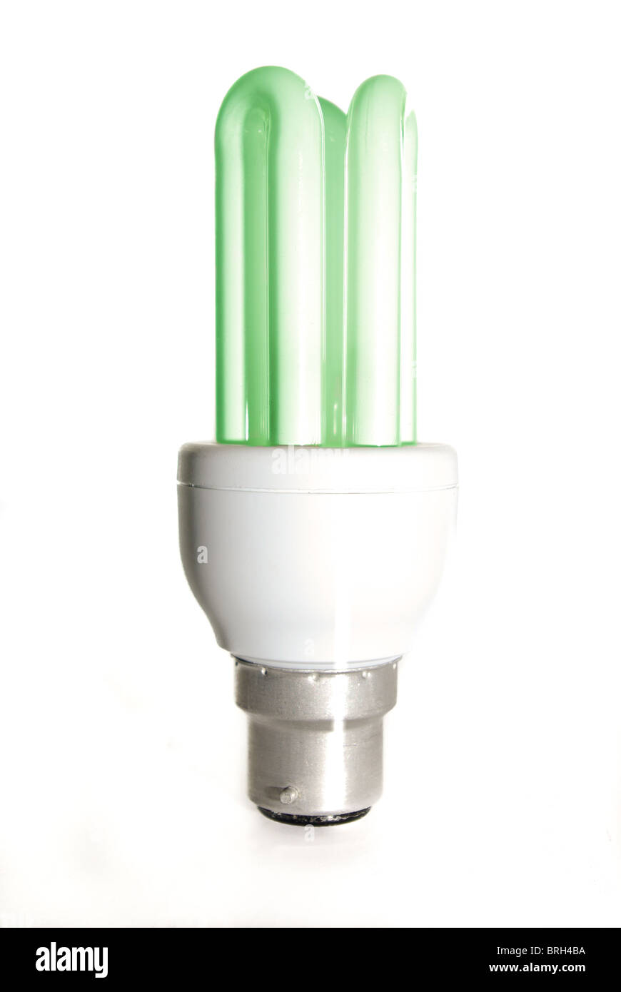Green Energy Saver BC Glühbirne isoliert auf weiß Stockfoto
