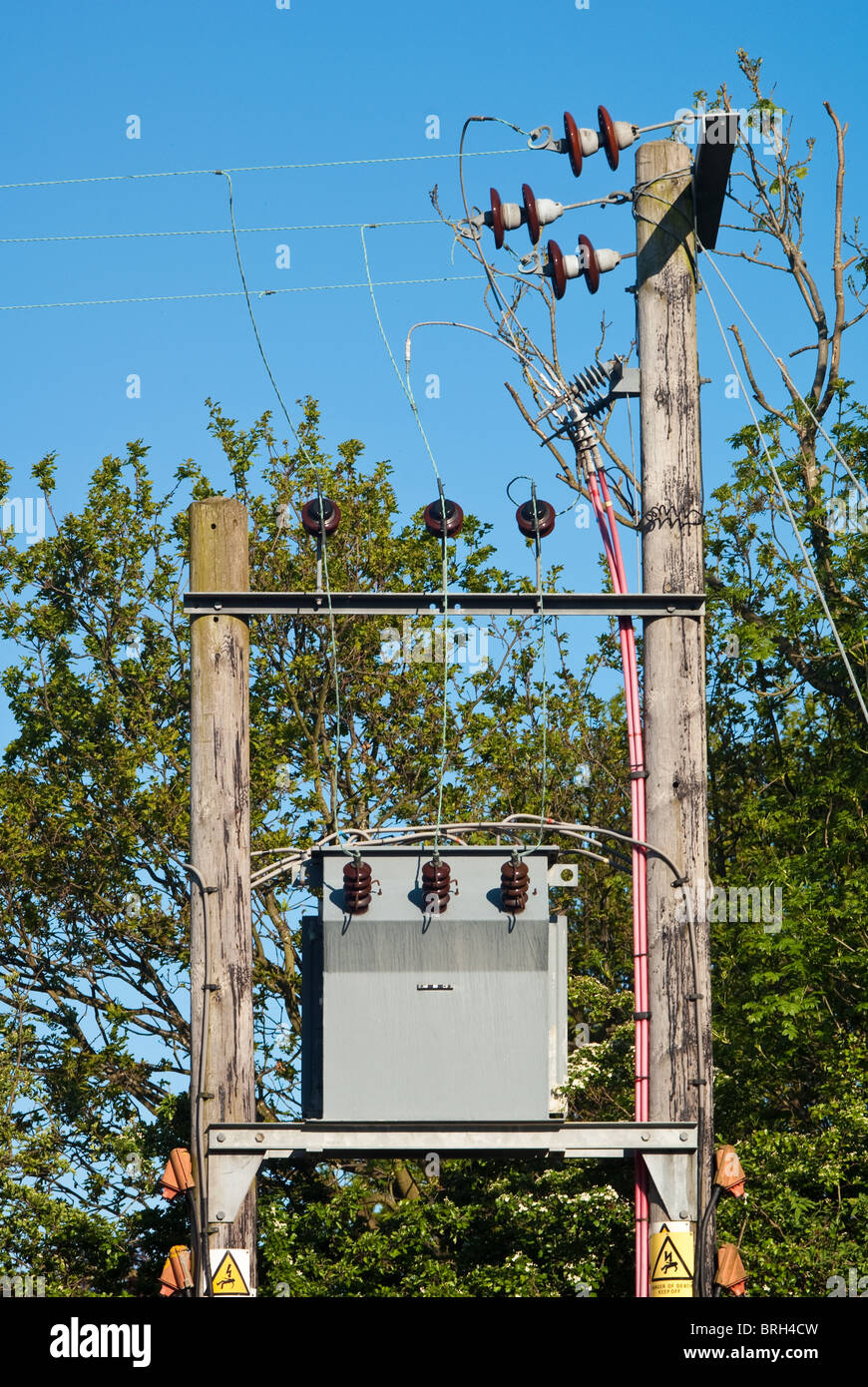 Elektrischen Leitungen und 3-Phasen-Transformator Stockfoto