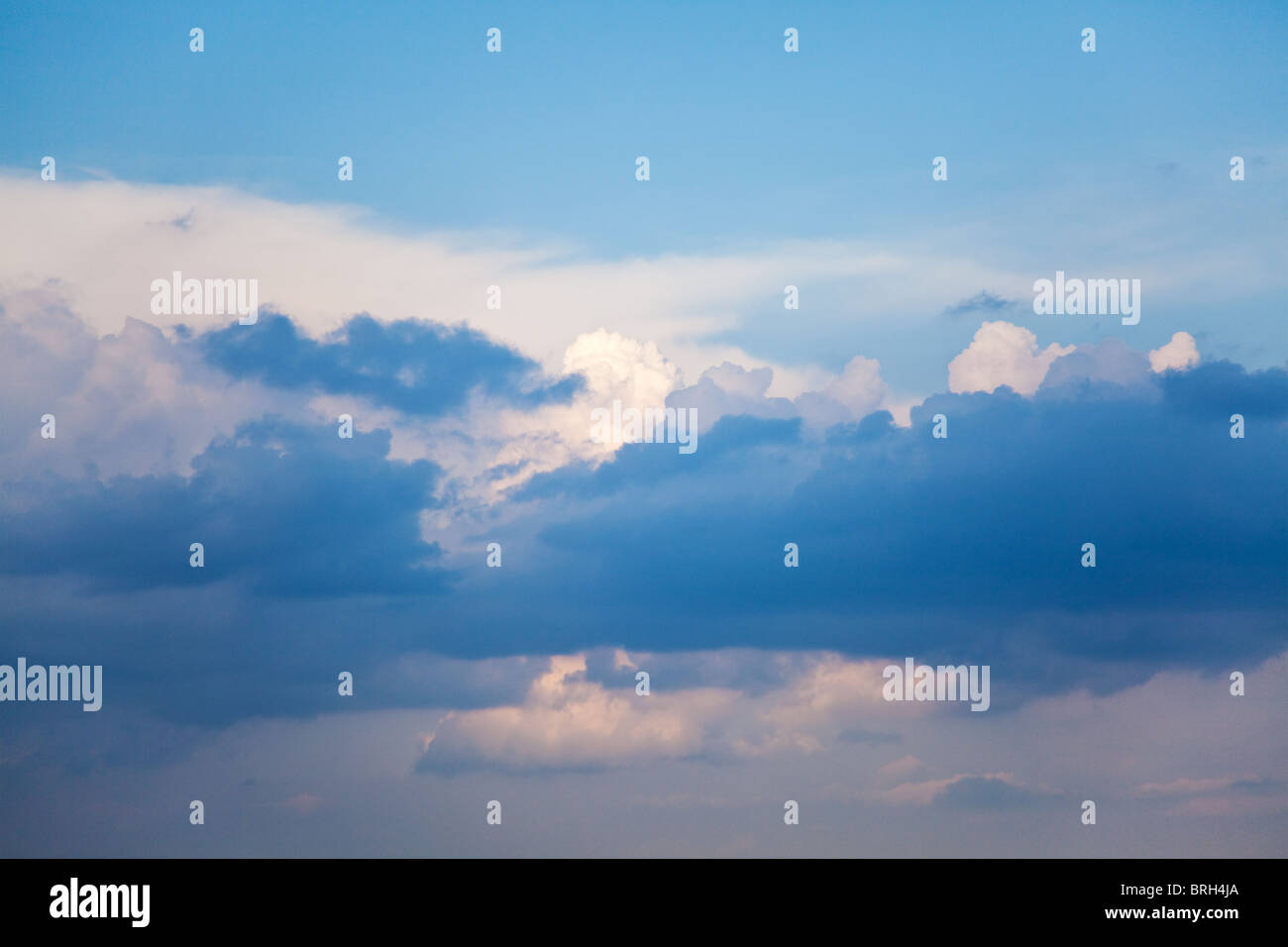 blauer Himmel mit flauschigen weißen Wolken an einem sonnigen Tag Stockfoto