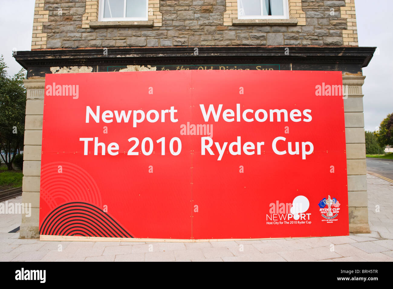 Ryder Cup 2010 Werbetafeln für unansehnliche mit Brettern vernagelt Windows alte Rising Sun Pub renoviert in Newport South Wales UK Stockfoto