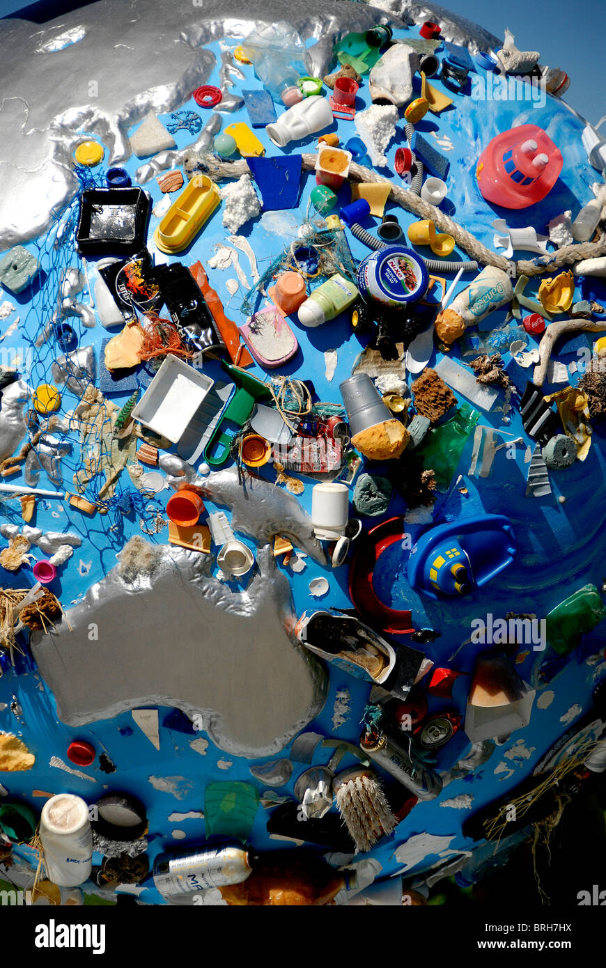 Meeresverschmutzung Konzept, "Peur blau', Globus Skulptur, von Coolglobes Marseille 2010, Marseille, Frankreich Stockfoto