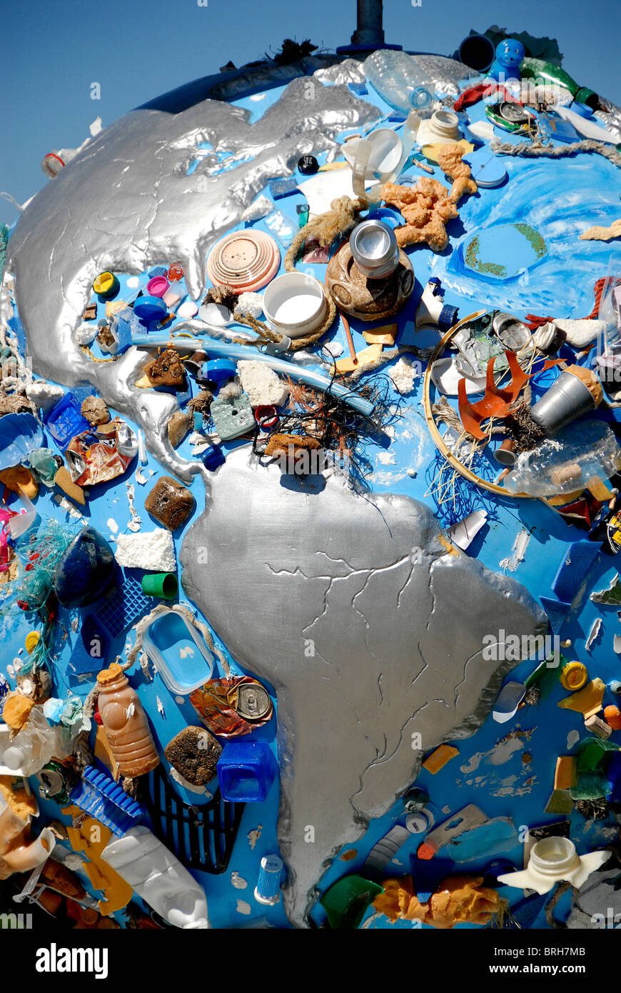 Meeresverschmutzung Konzept, "Peur blau', Globus Skulptur, von Coolglobes Marseille 2010, Marseille, Frankreich Stockfoto