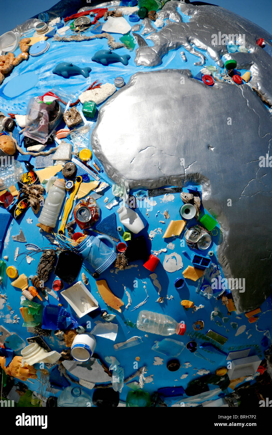 Meeresverschmutzung Konzept, "Peur blau', Globus Skulptur, von Coolglobes Marseille 2010, Marseille, Frankreich Stockfoto
