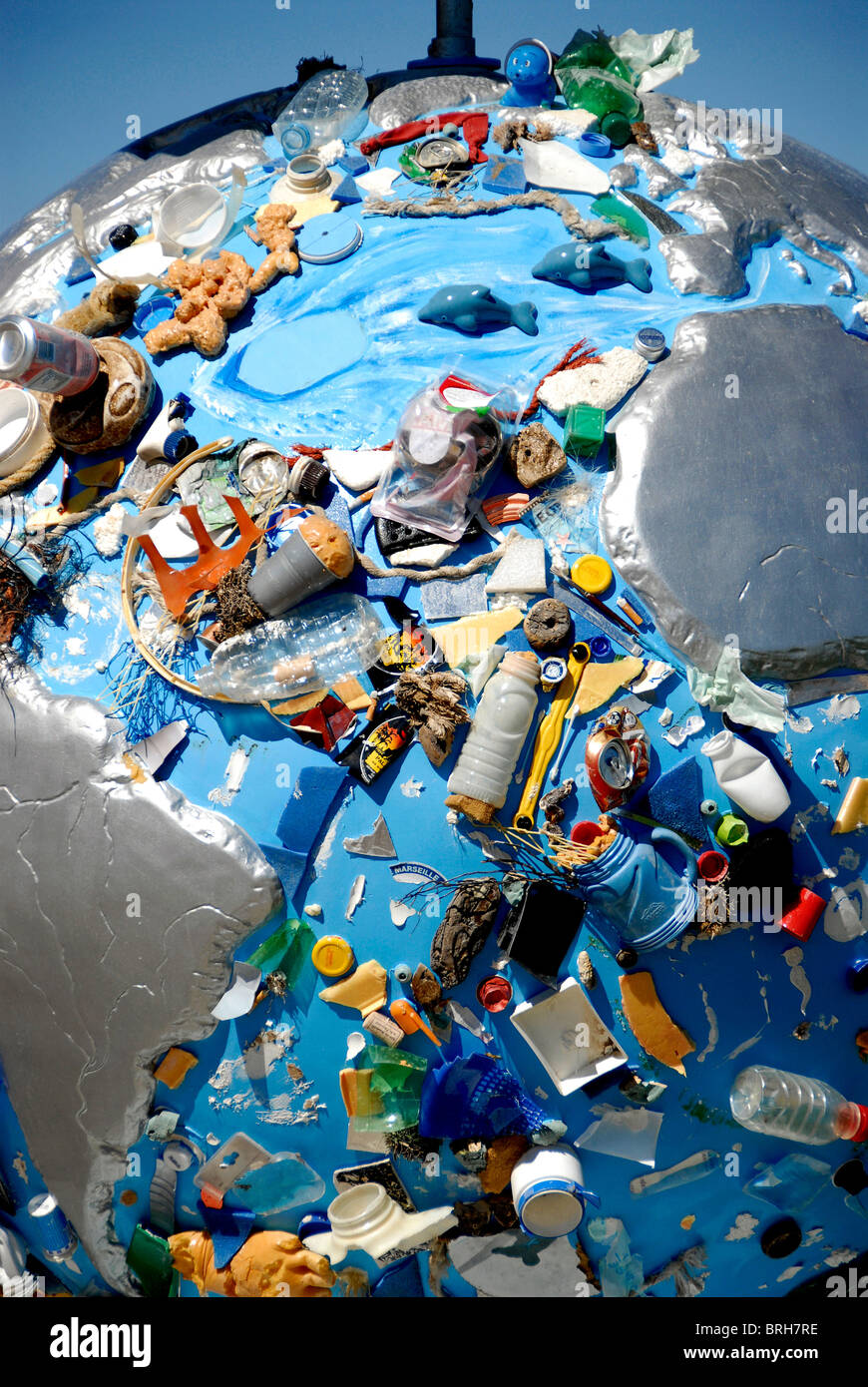 Meeresverschmutzung Konzept, "Peur blau', Globus Skulptur, von Coolglobes Marseille 2010, Marseille, Frankreich Stockfoto