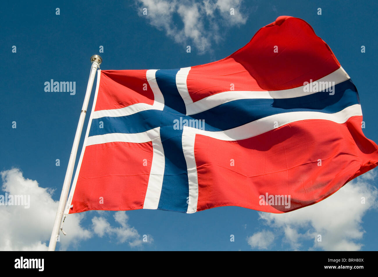 Norwegen Flagge norwegischen Fahnen pole Pole Fahnenmast Fahnenmasten Flutter flattern nationalen Stolzes Symbol Nationalität Stockfoto