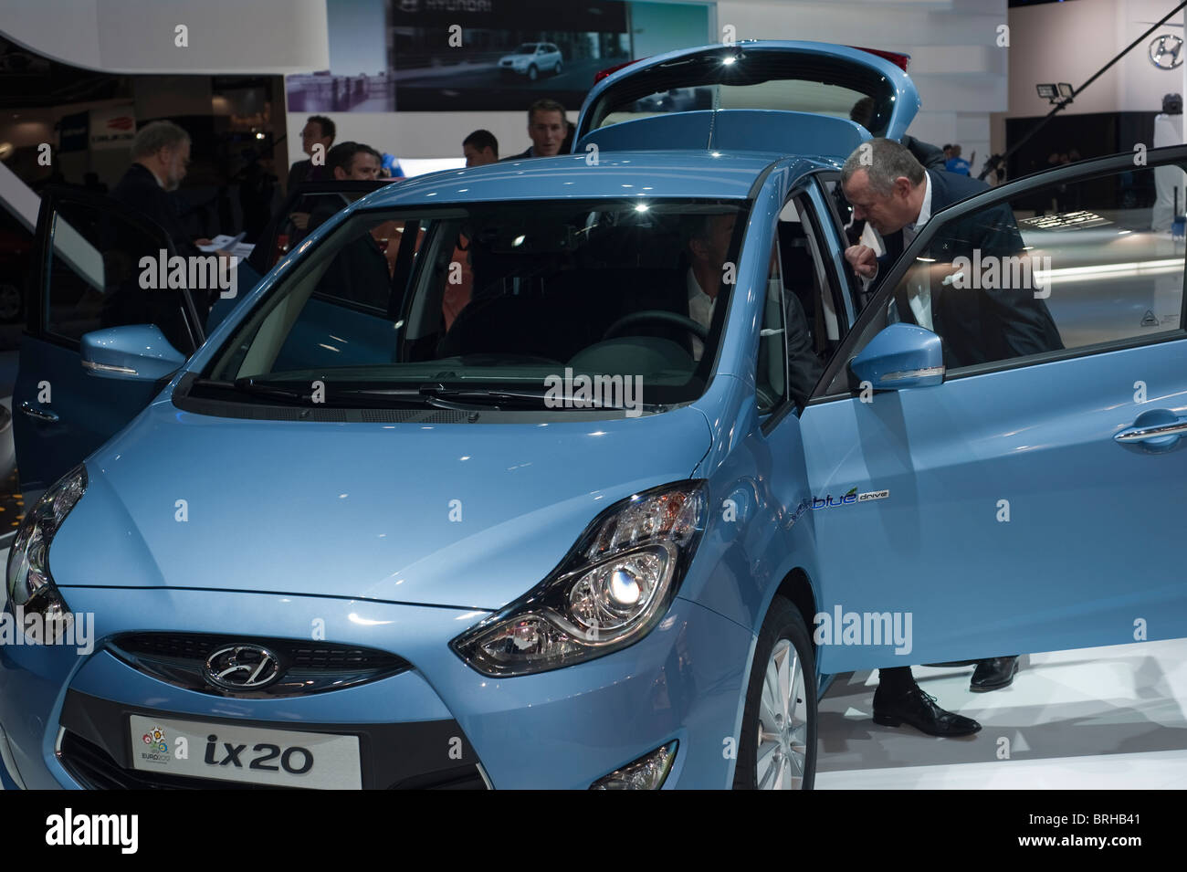 Paris, France, Salesman Showing at Paris Car Show, Electric Cars for sale, "Hyandai Equus" Front Showroom, display Stockfoto