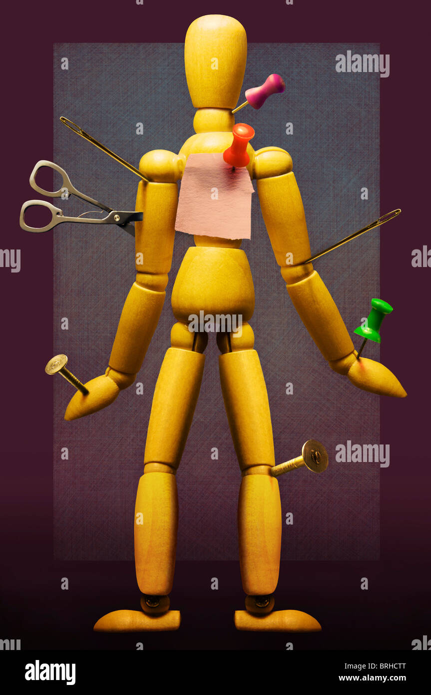 Nähen, Nadeln, Scheren und Reißzwecken in des Künstlers Mannequin eingefügt Stockfoto