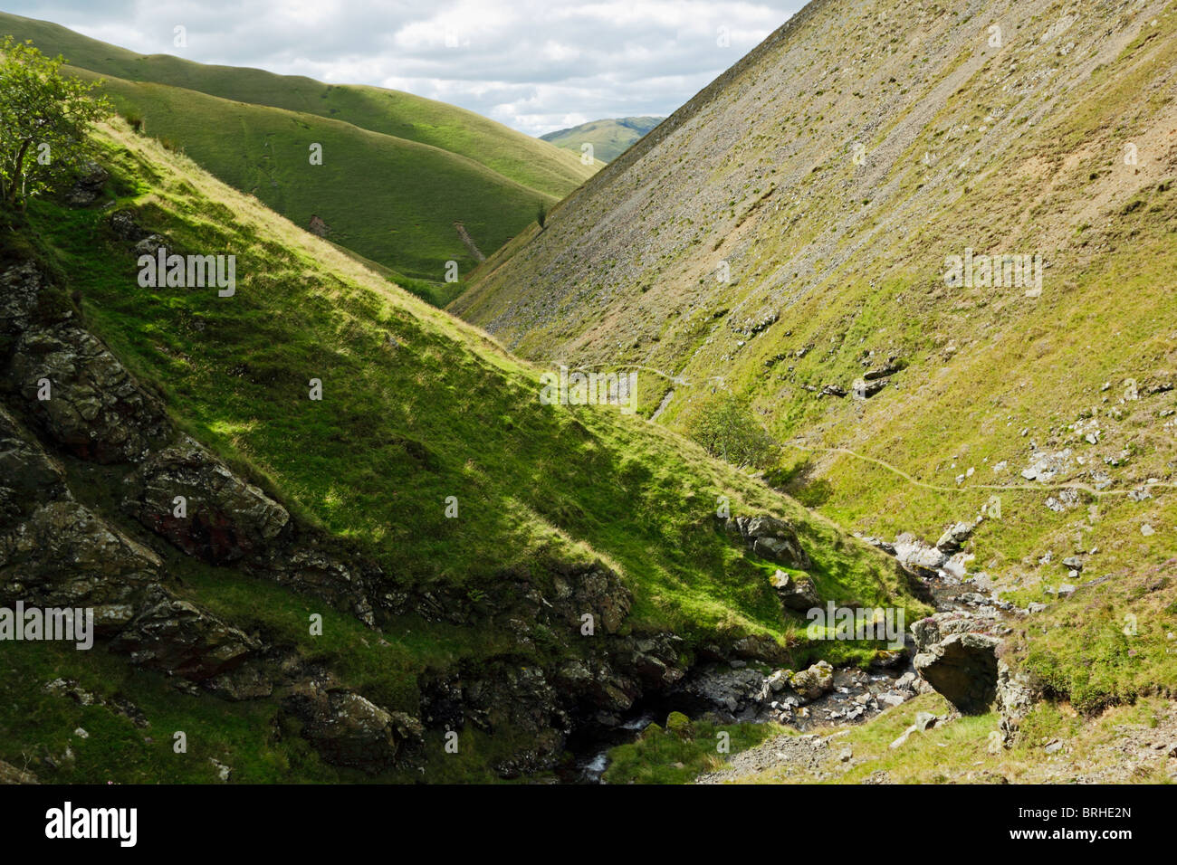 Carlingill Beck und Carlingill Tal in der Nähe von Sedbergh im Howgill Fells, Yorkshire Dales National Park, Cumbria, England. Stockfoto