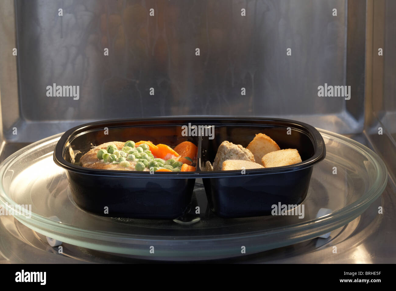 gefrorene Mikrowelle Huhn Abendessen für einen in der Mikrowelle zu kochen bereit Stockfoto