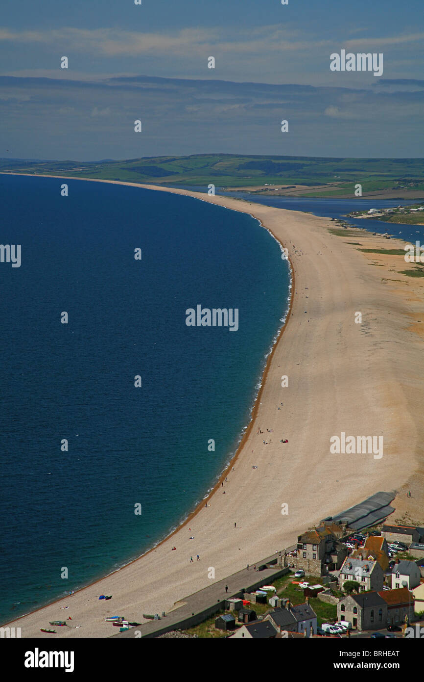 Blick nach Westen von der Isle of Portland Chesil Strand entlang und über Portland Hafen und Stadt von Wren, Dorset, England UK Stockfoto