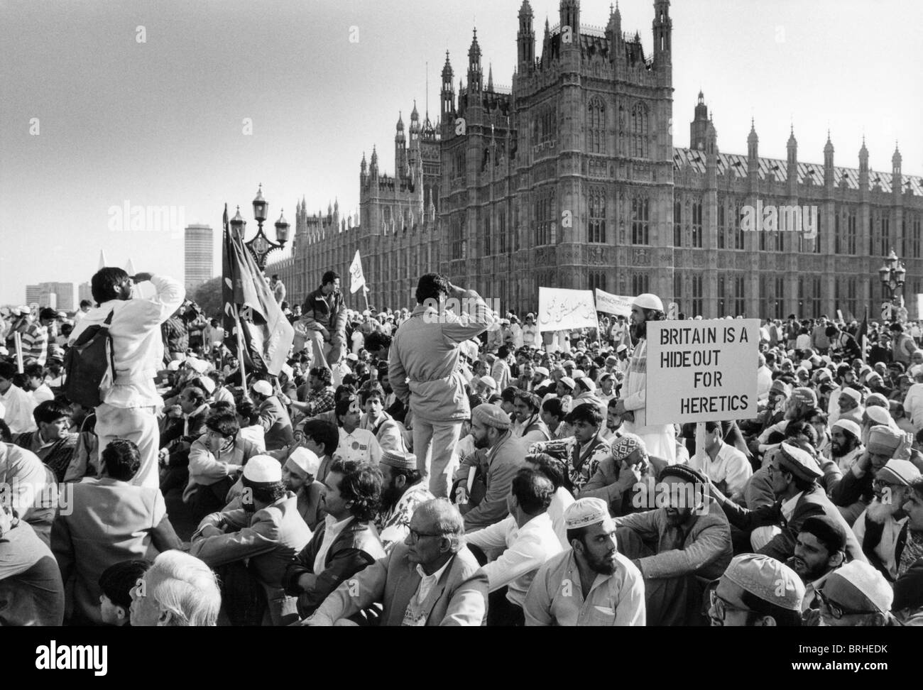 Tausende von britischen Moslems umgeben den Houses of Parliament, die Veröffentlichung von Salman Rushdies Satanischen Versen zu protestieren Stockfoto