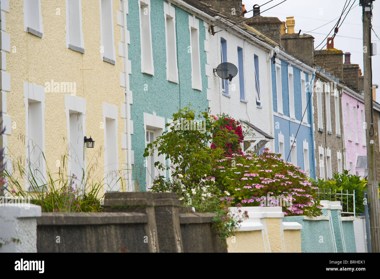 Terrasse des bunten Häuser in der walisischen Küste Stadt der neue Kai Ceredigion West Wales UK Stockfoto