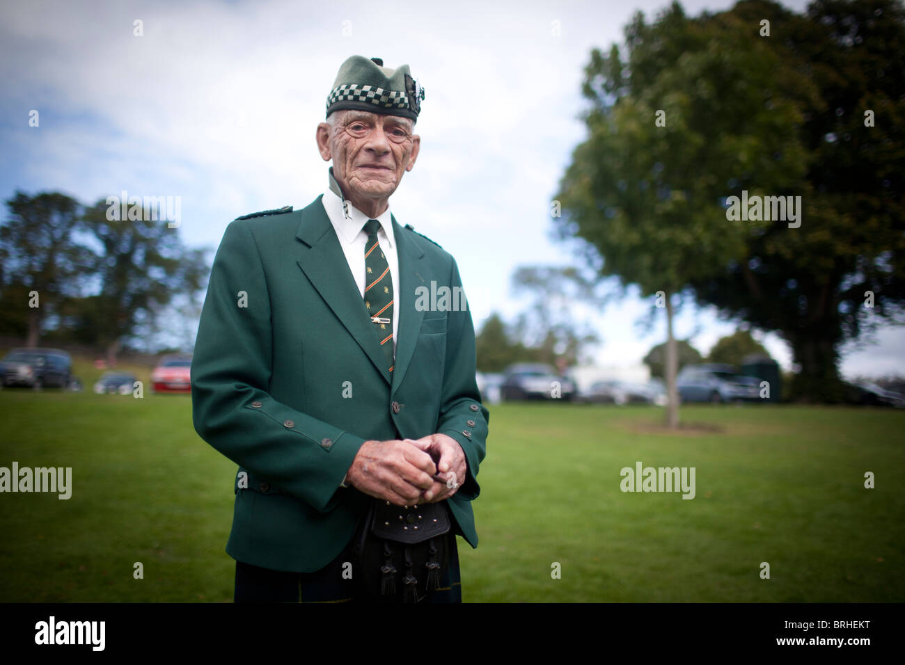 Alte Veteranen raucht eine Zigarre an den Peebles Highland Games, Peebles, Schottland Stockfoto