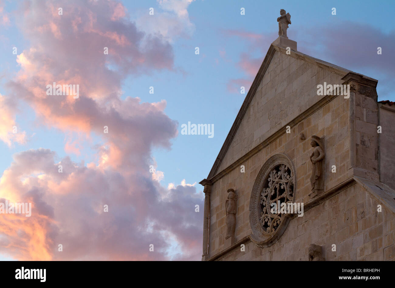 Kirche und die schönen Wolken in der Stadt Pag auf der Insel Pag Stockfoto