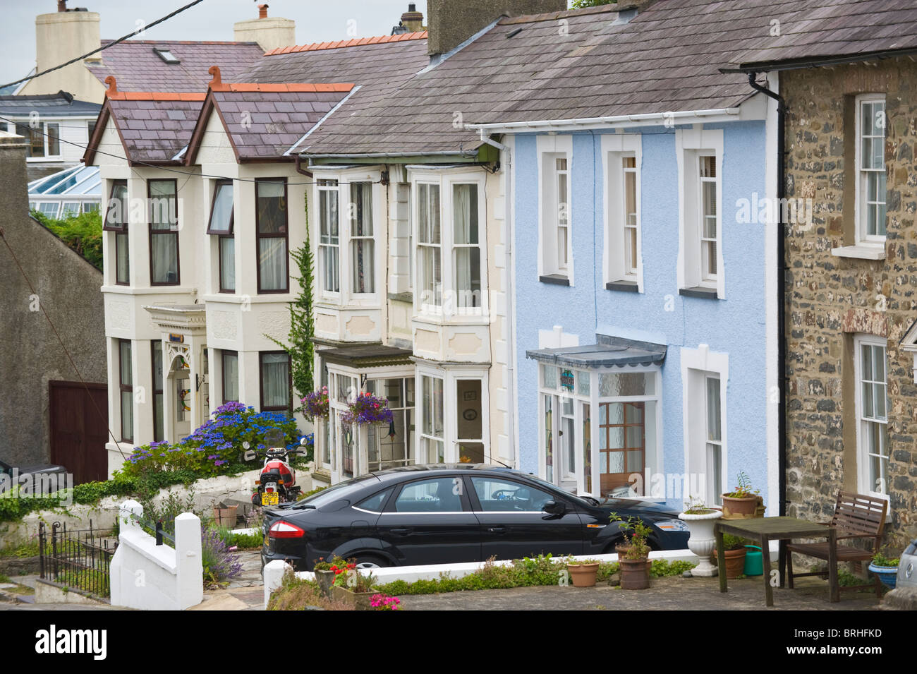 Terrasse der Häuser in der walisischen Küste Ferienort New Quay Ceredigion West Wales UK Stockfoto