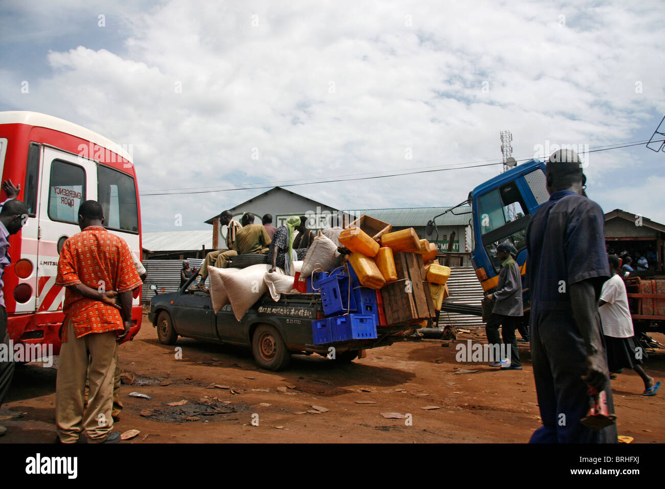 Eine überladene Pickup in der Innenstadt von Gulu, Norduganda Stockfoto