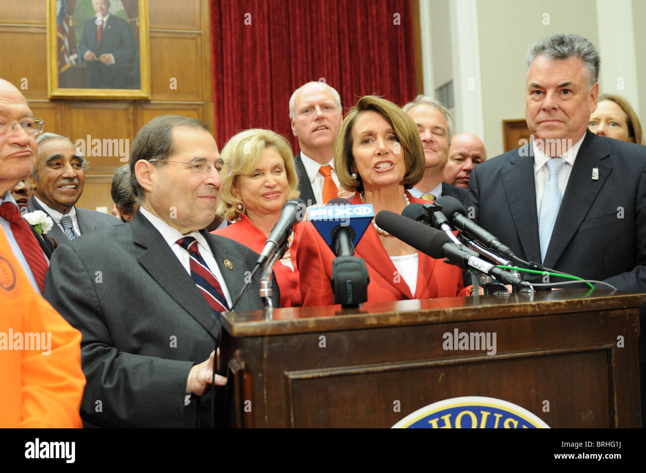 House Speaker Nancy Pelosi auf einer Pressekonferenz nach der James Zadroga 9/11 Health and Compensation Act das Haus übergeben. Stockfoto