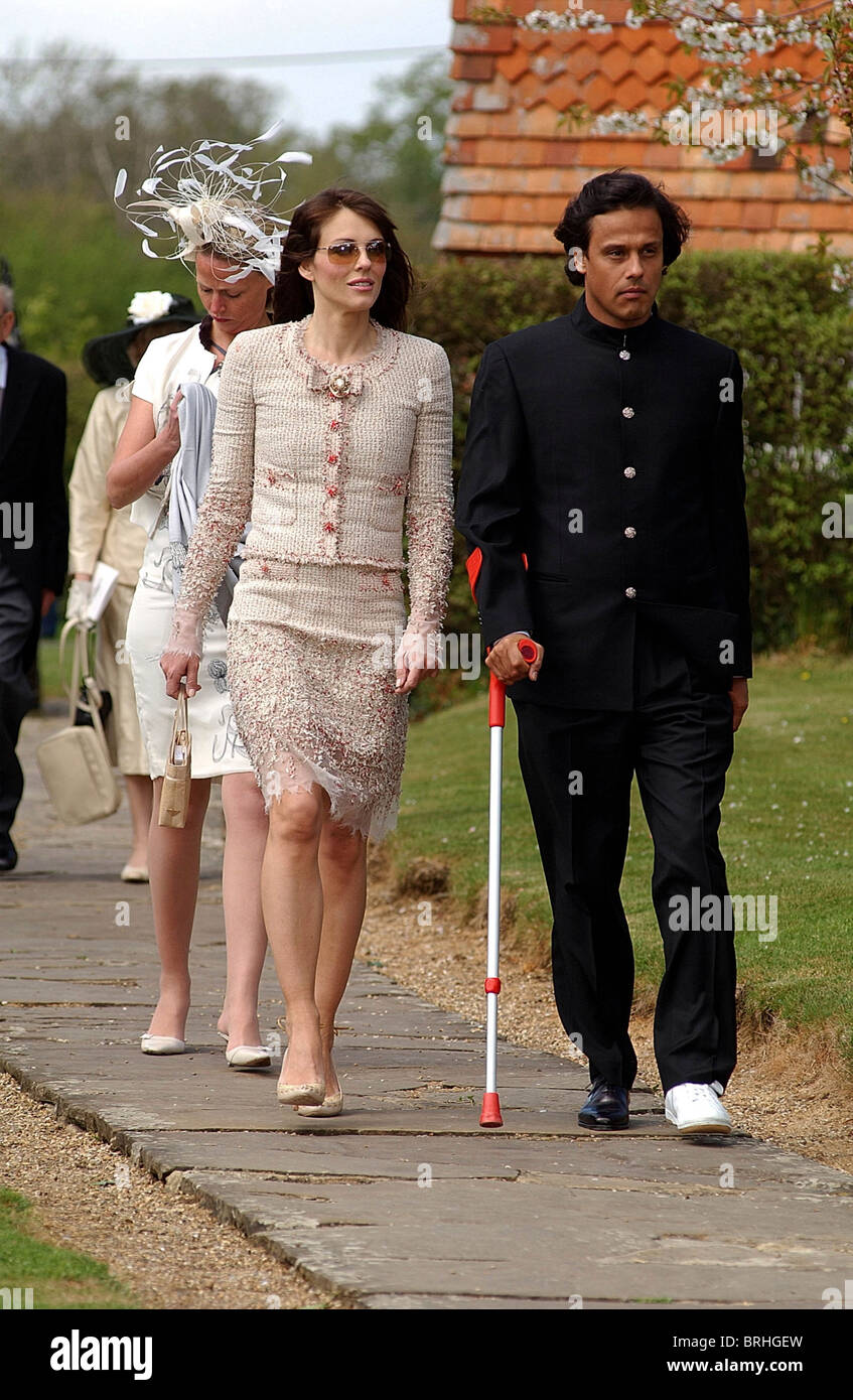 Liz Hurley & Freund bei Hochzeit von Sophia Burrell, Peter Thompson in Shipley, W.Sussex. Stockfoto